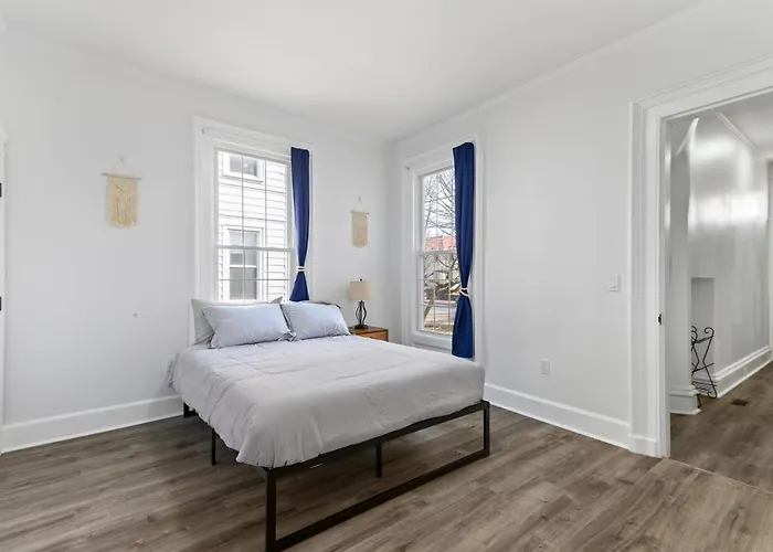 Casa Soleada In East Rock Near Dt And Yale Som With Free Parking And King Bed
